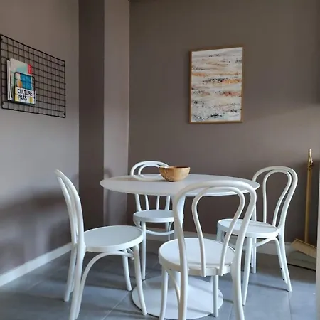 Spacious And Charming Διαμέρισμα *